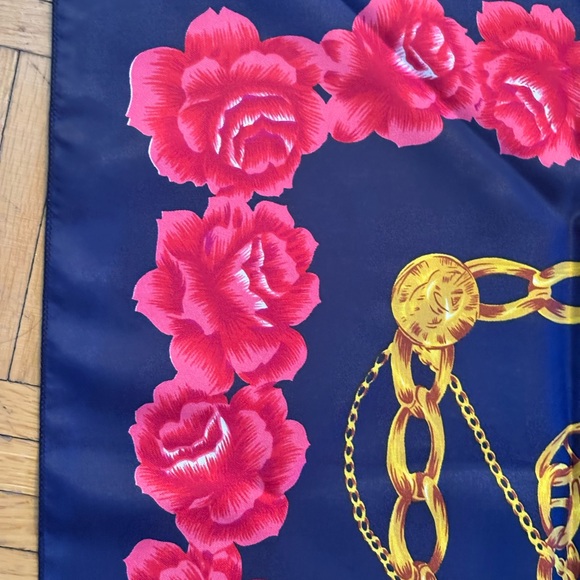 Chanel Vintage-Style Chain belt Navy and Pink Silk Scarf - Picture 9 of 10